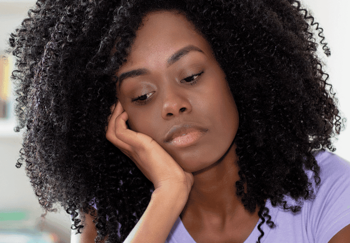 Portrait d'une entrepreneure triste de ne pas attirer de clients