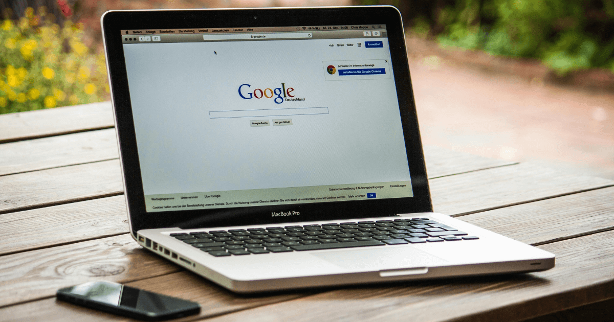 Ordinateur portable avec page Google ouverte pour faire du SEO local.